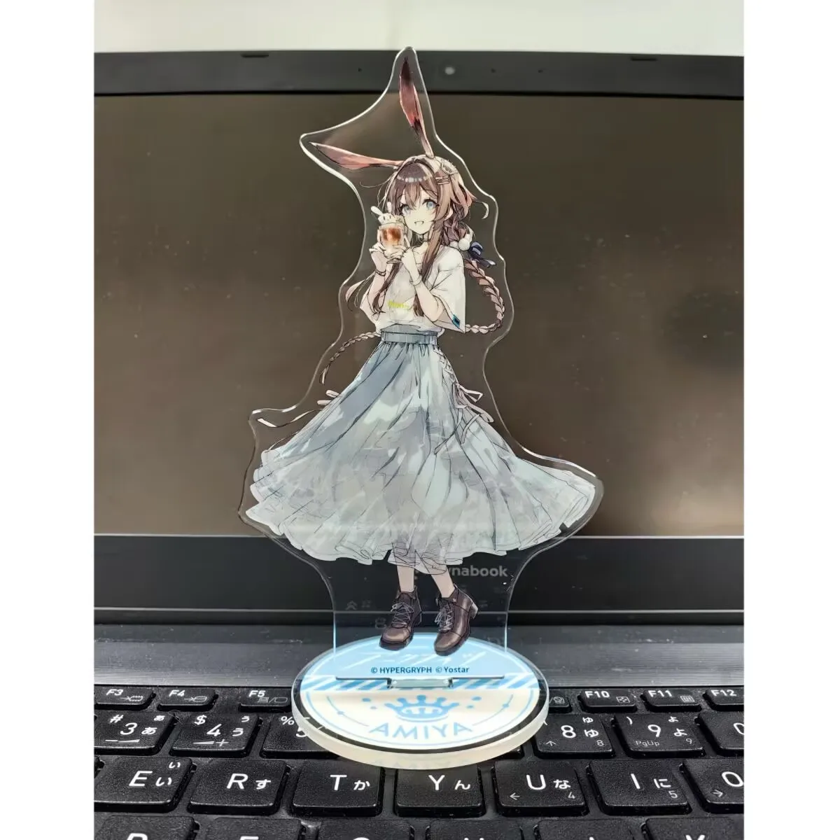 「アークナイツ」コラボグッズ「シュウ・シャンシャン・アミヤ」は、美しく可愛い10cmのアクリルスタンドフィギュアギフトです。