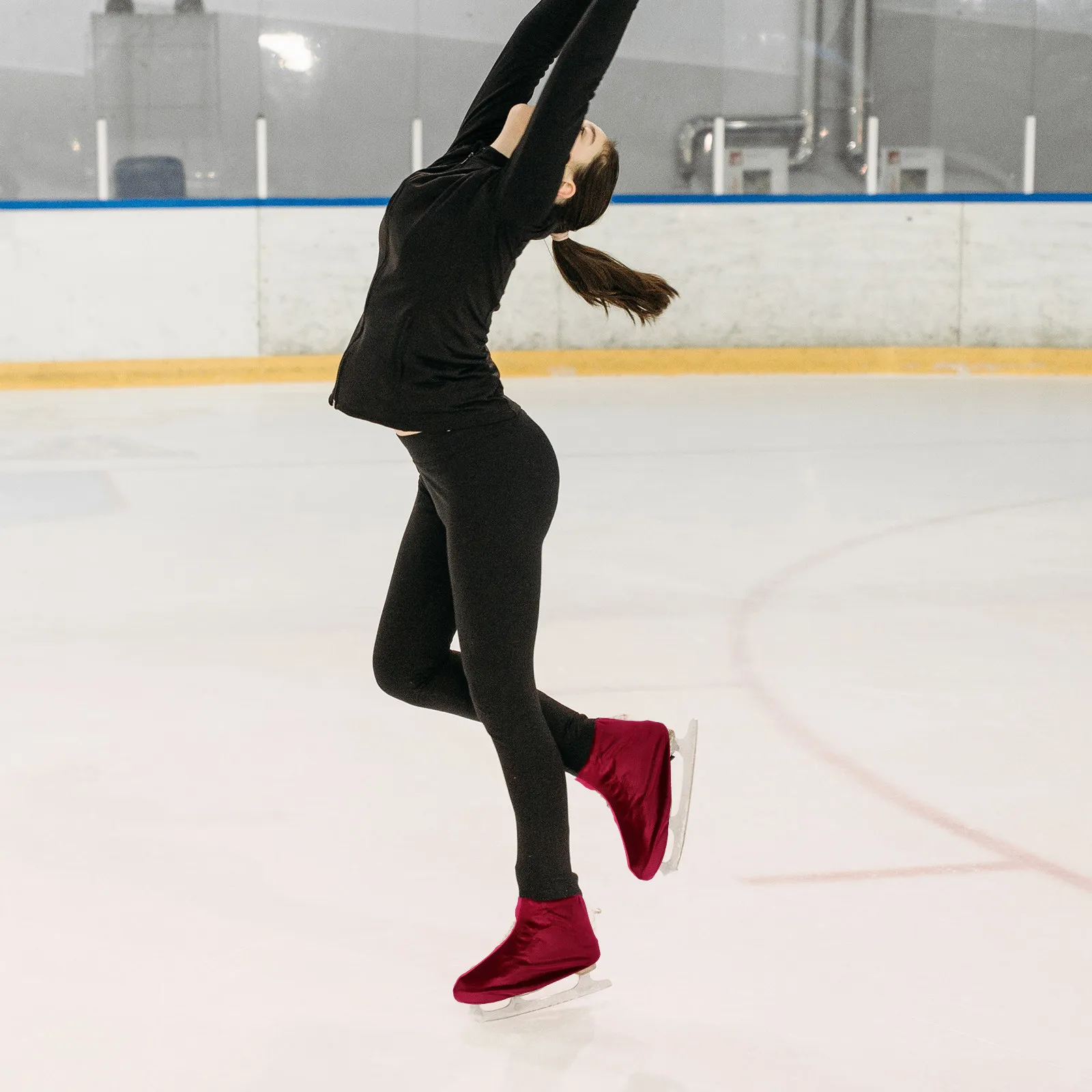 

Пара защитных чехлов для коньков: высококачественные, в тон к костюму, идеальные аксессуары для фигурного катания