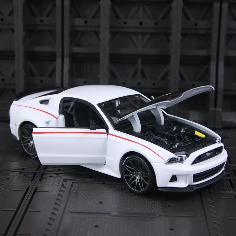 

Maisto 1:24 simulation Ford Mustang 2014 alloy supercar with doors and hood that can be opened rich details, fine workmanship