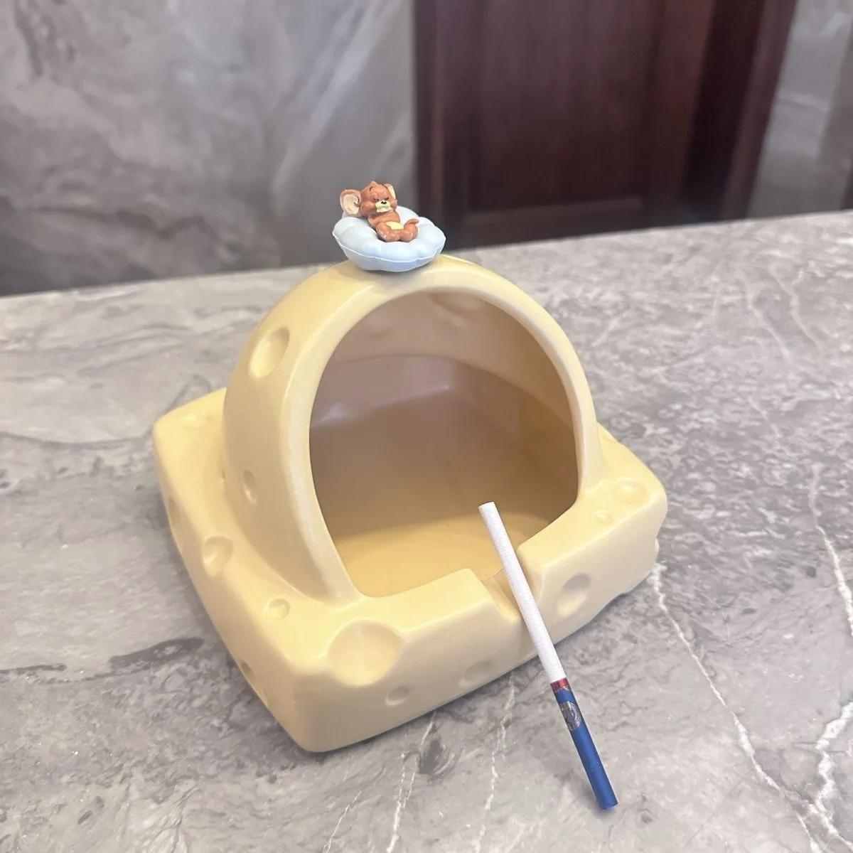 

Creative Ceramic Ashtray Cute Cream Cheese Hamster Shelter Cigarette Smoking Accessories Home Living Room Desktop Trash Can