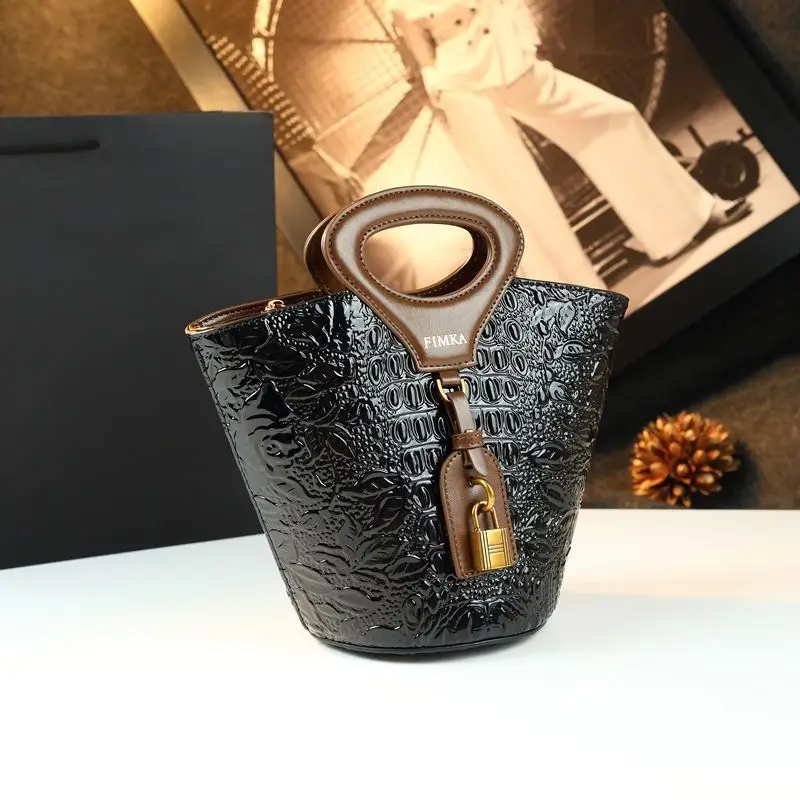 

Элегантная дизайнерская сумка-тоут из кожи для женщин: модная, вместительная, через плечо, незаменимый аксессуар.