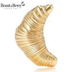 Beaut&Berry Trendy Croissant Brooches for Women Unisex Couple Metal Horn Pins Korean Retro Luxury Jewelry Gifts