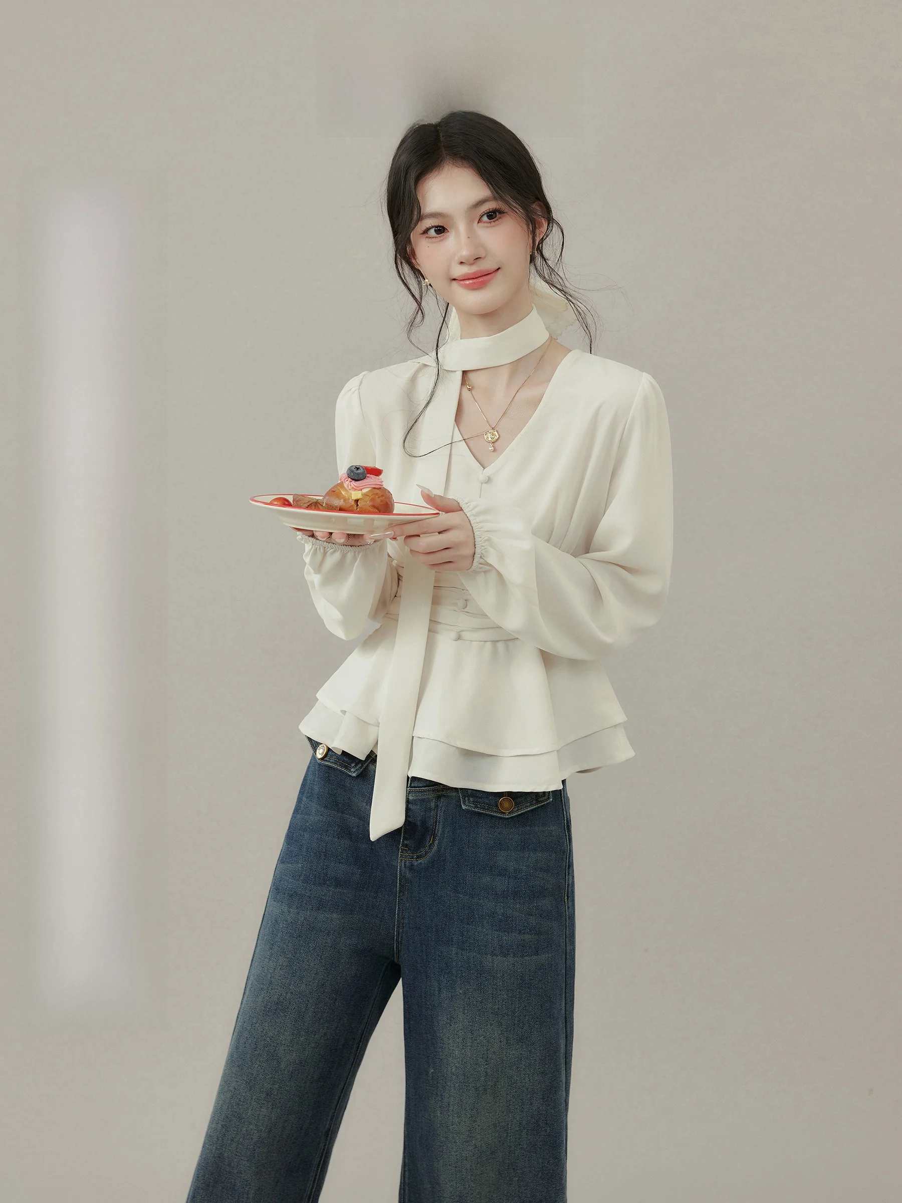 

Повседневная женская блузка с V-образным вырезом и длинными рукавами-фонариками для полных женщин, осенняя коллекция Main Melody от Ou Yang Xi