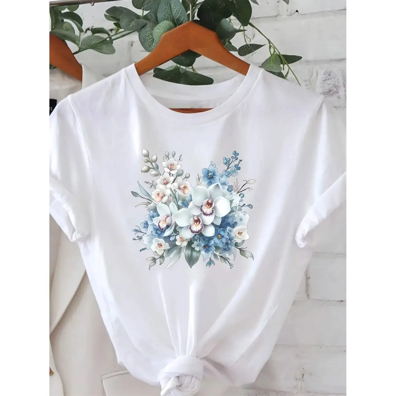 A Stylish And Casual Round-Neck T-Shirt for Women, Featuring a Gentle Floral Print, Perfect for Spring And Summer. Ideal for Everyday Wear, Shopping, Gatherings, And Commuting, It Offers Versatility And Elegance
