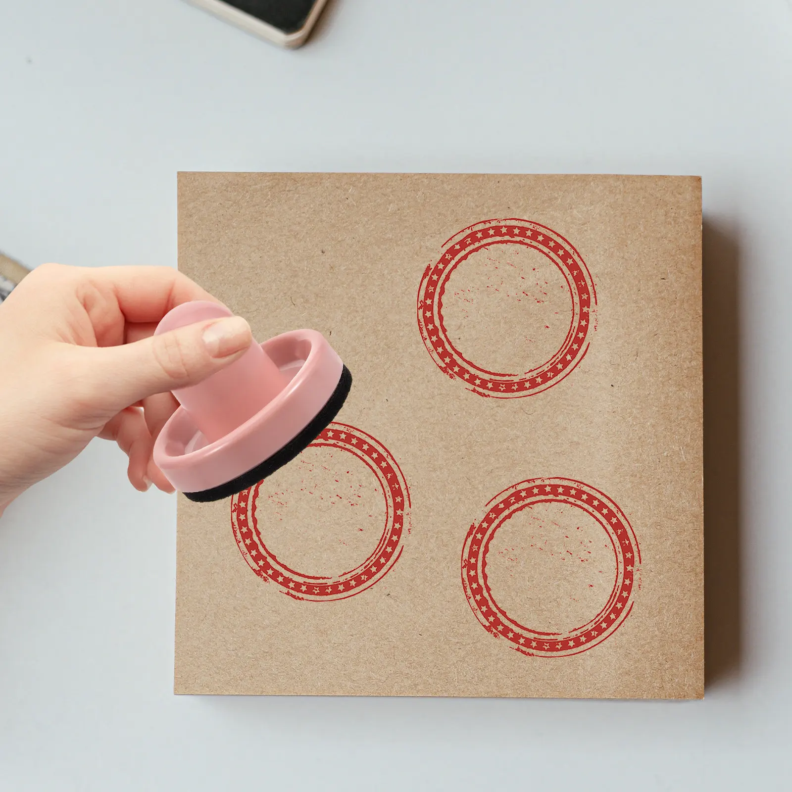 

Многофункциональный инструмент для штамповки из прочного АБС-пластика с эргономичной ручкой для создания печатей и скрапбукинга