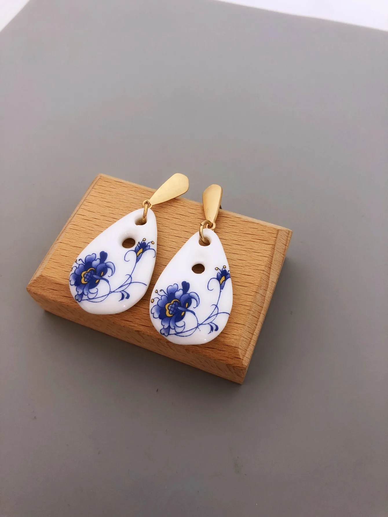 Chic Ceramic Water Drop Earrings for Women, Suitable for Everyday Wear and Special Occasions