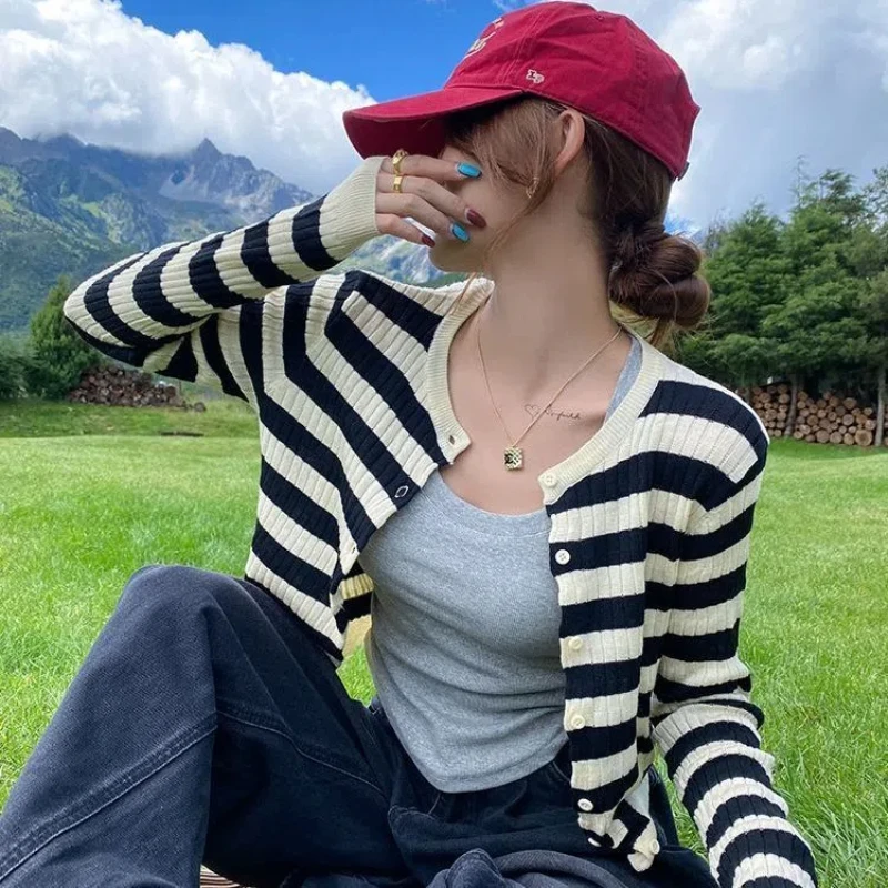 

Design Sense Korean Embroidery Striped Knitted Cardigan New Thin Version Round Neck Long Sleeved Top Casual Short Piece