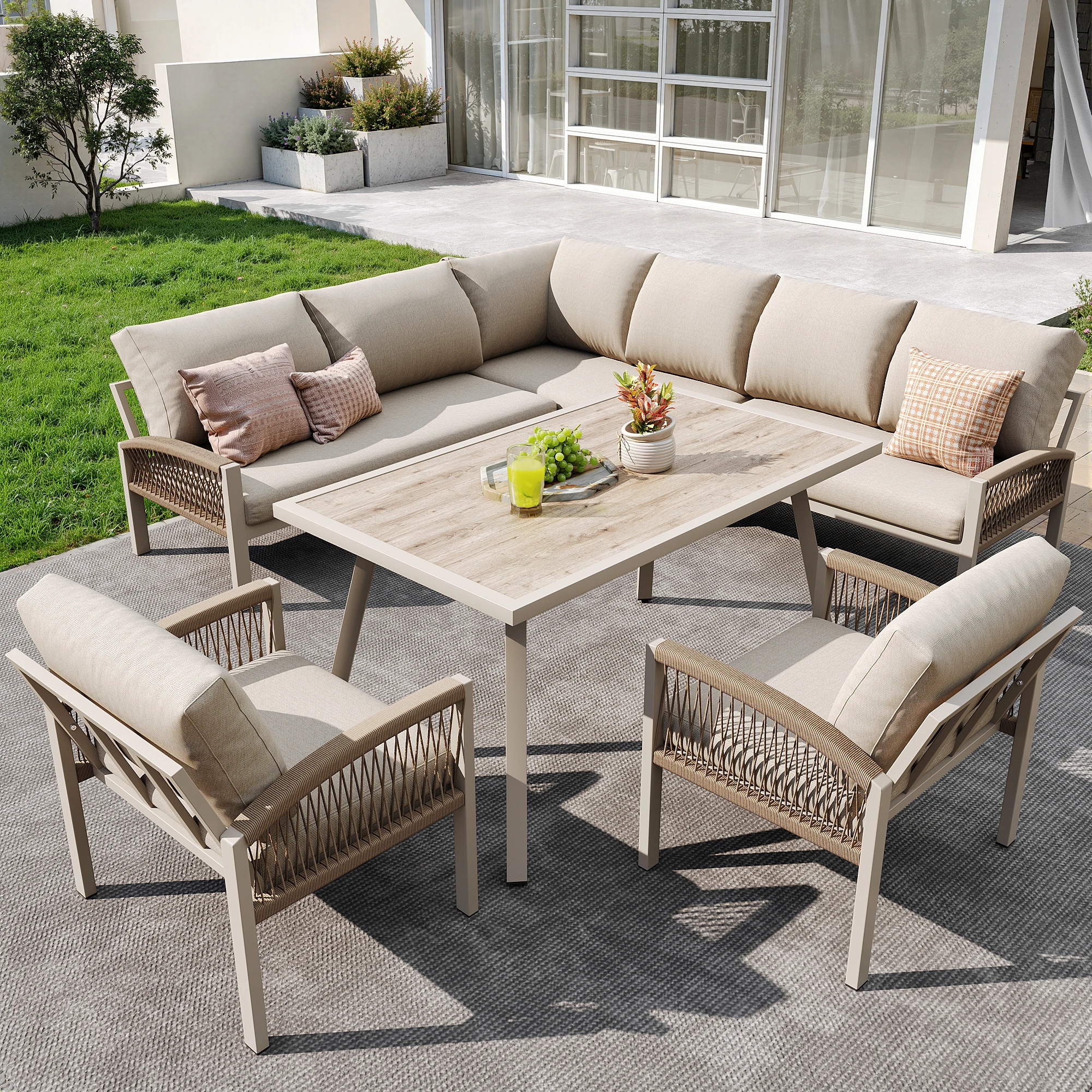 MODFU tuin buitenbank hoekbank met beige kussens, zitgroep met tafel in houtlook en handgevlochten design, beige