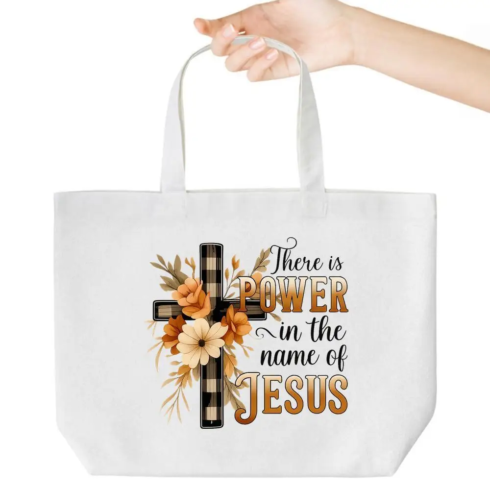 

Большая сумка с цветочным крестом. Универсальный средний размер для продуктов, школы и работы. Стильный веный аксессуар.