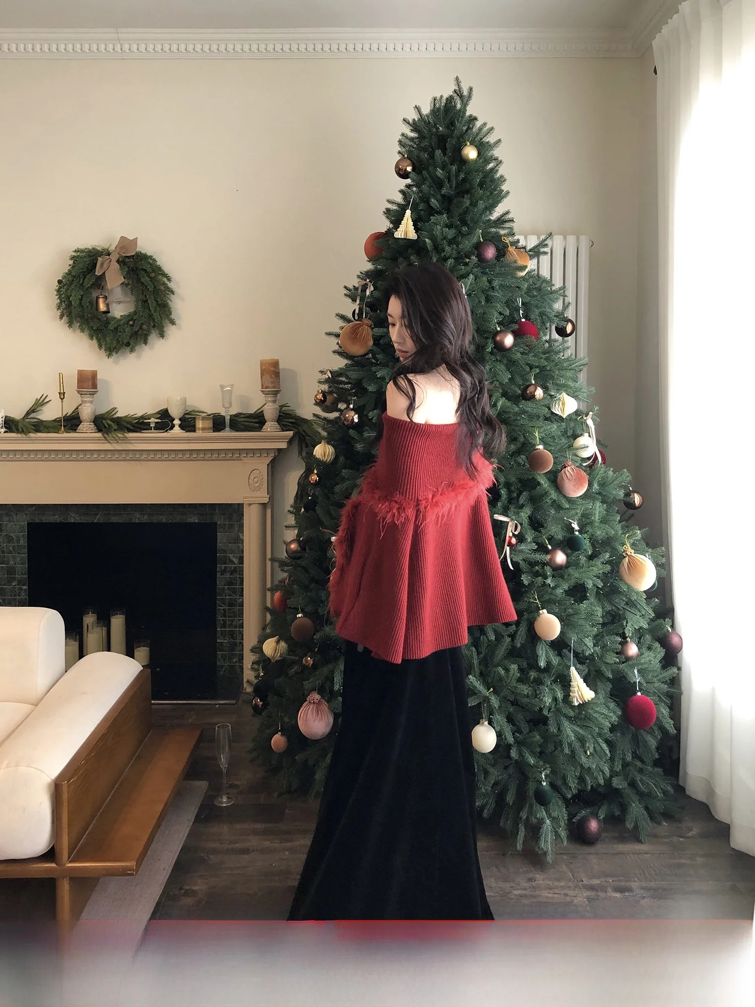 

Повседневный вязаный бархатный комплект из двух предметов KKABOVE: свободный свитер с открытыми плечами и накидкой, а также юбка А-силуэта с эластичным низом