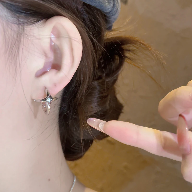 GANPUP Neue Silberfarbene Minimalistische Stern-Creolen für Frauen, Alltagsschmuck, Modisches Ohrpiercing-Schmuckstück, Geschenk für Partys. – Detail 2