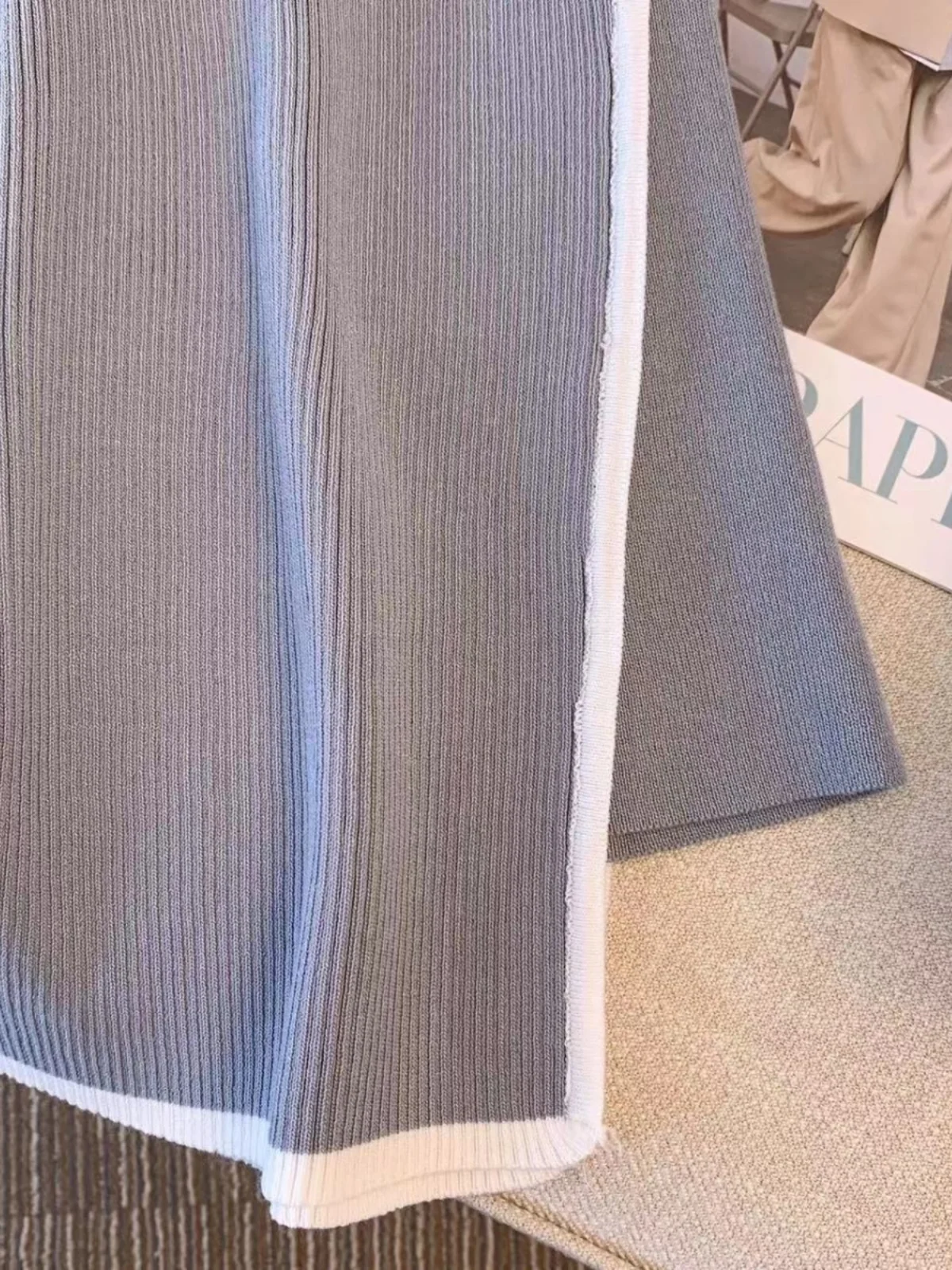 เดรสแฟชั่นเกาหลี ดีไซน์สีตัดกัน สไตล์ฝรั่งเศส ทรงเข้ารูป กระชับสัดส่วน สีเทาตัดขาว ผ้าถัก