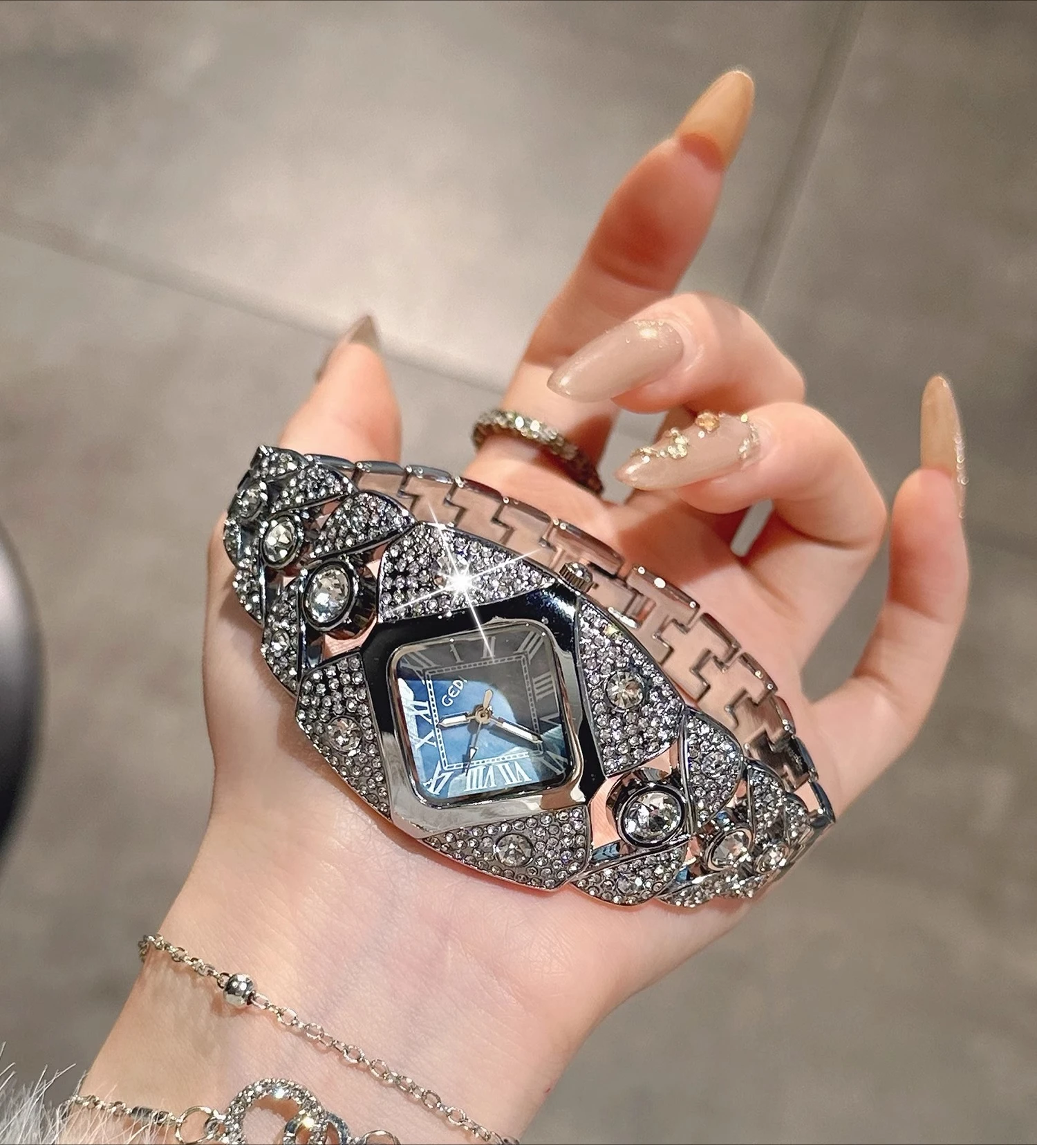 Женские часы, легкая роскошь, нишевое чувство высокого класса, модный темперамент, женские часы типа браслета, новая модель 2025 года