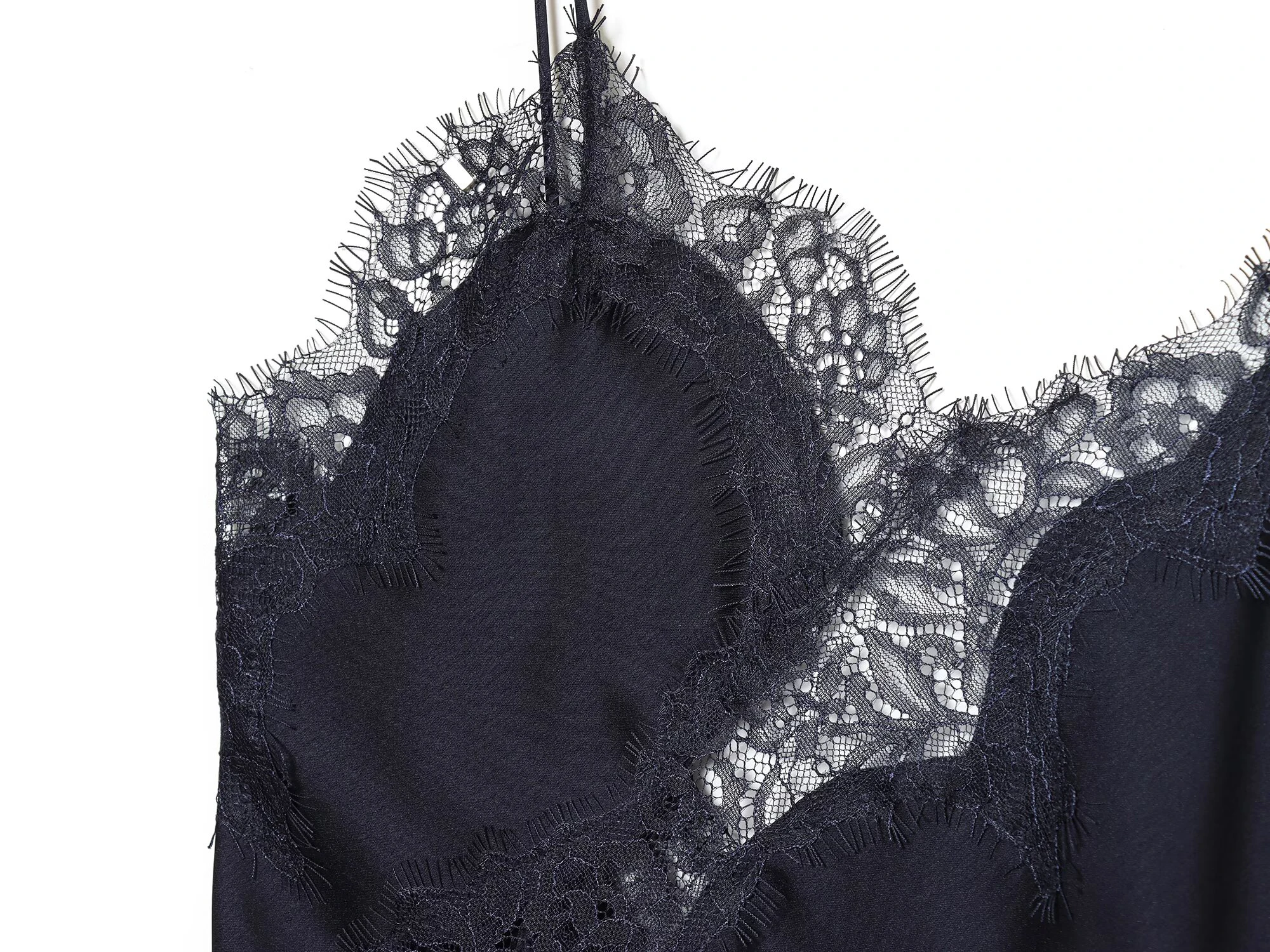 Sukienka na ramiączkach z satynową teksturą, asymetryczna, koronkowa, wyszczuplająca, w stylu spicy girl, nowość zima 2025