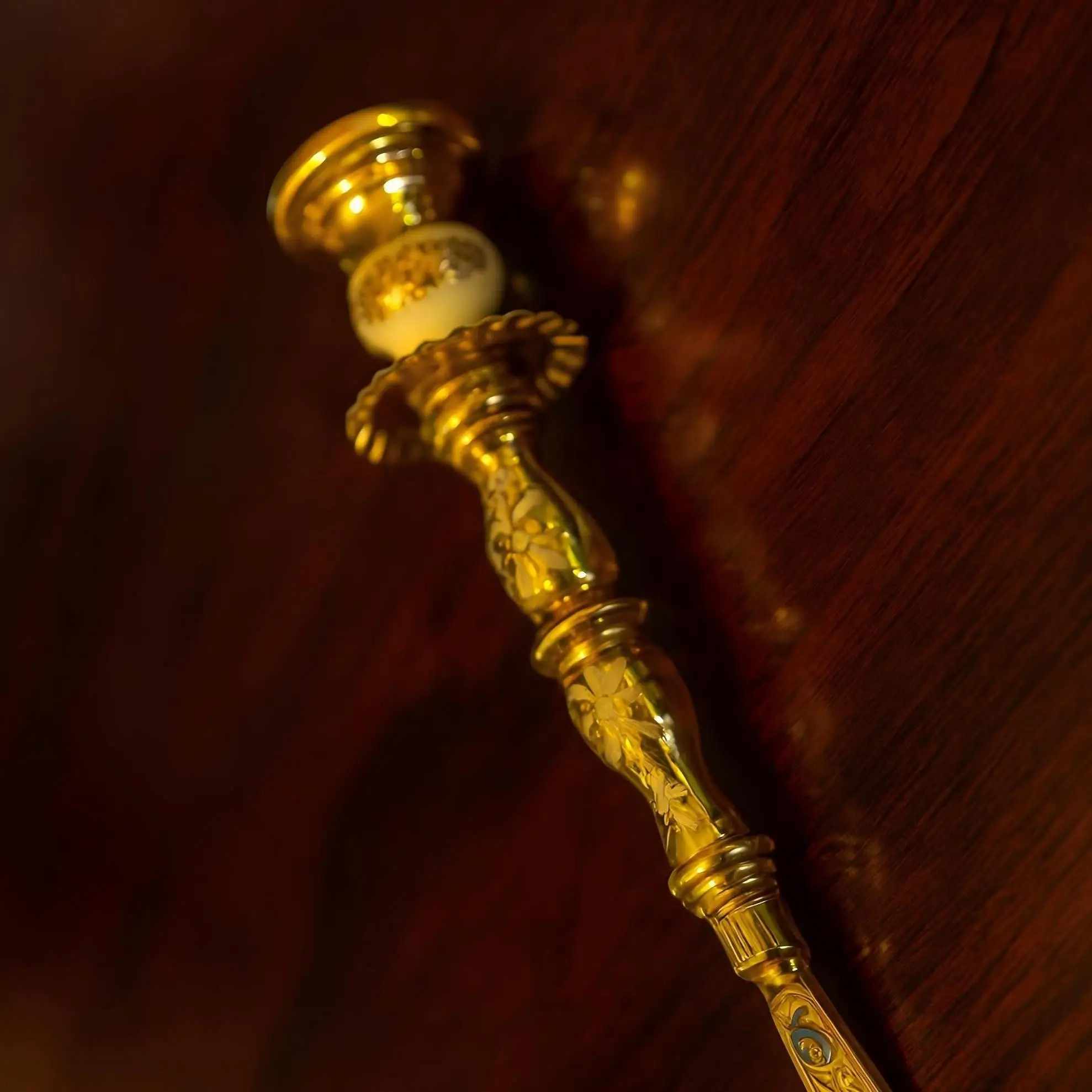 Orthodoxe christelijke handkaarsenhouder, verguld metaal met ingewikkelde gravures en emaille accenten, liturgisch religieus