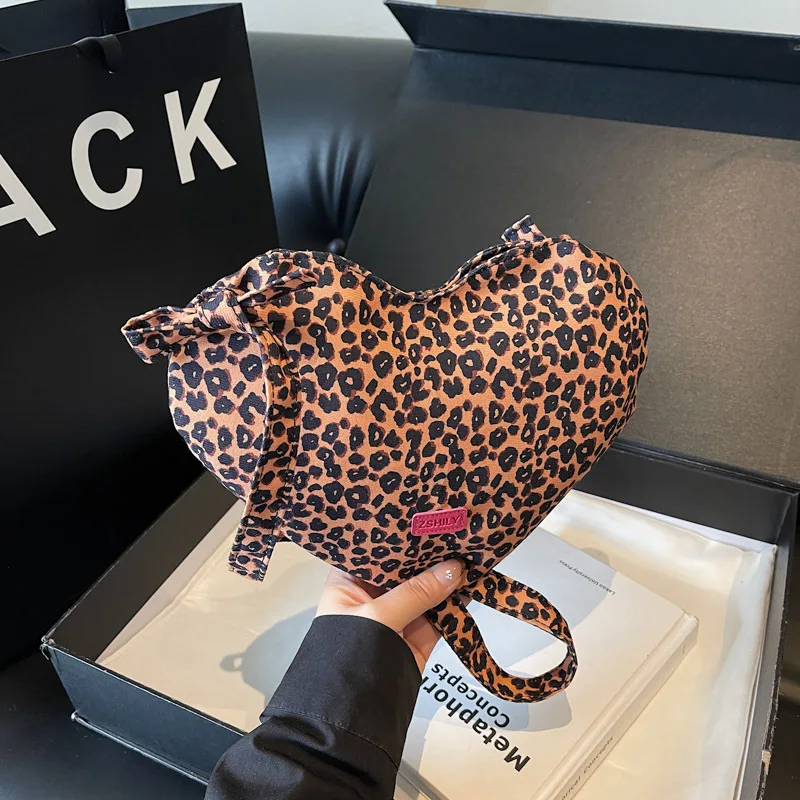 

New 2025 Heart Shaped Shoulder Bag Fashion Leopard Chain Crossbody Bag Plush Handbag Cute Zipper Purse For Woman's Tote Bag Gift