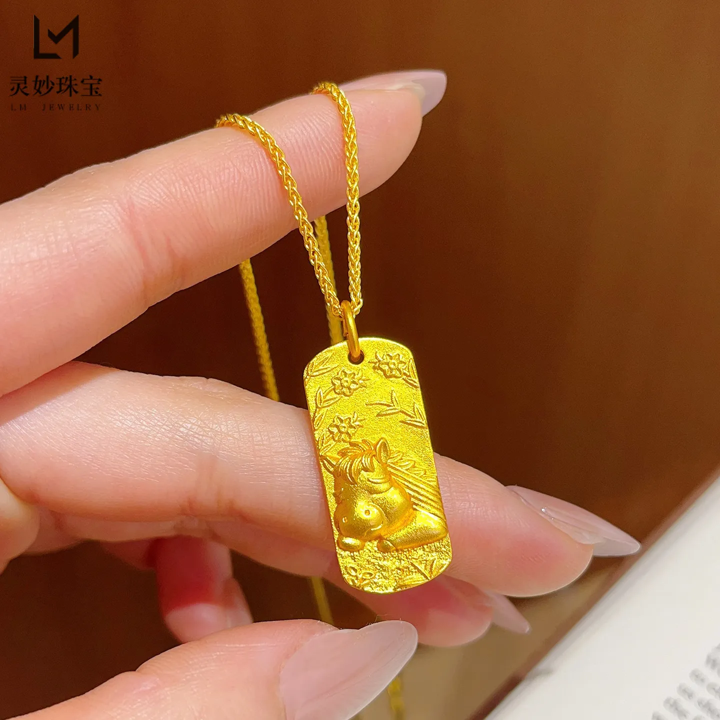 

Женская подвеска Peace & Joy Horse Tag из 24-каратного золота AU999 — стиль конской бирки Guochao, роскошь с низкой клавишей, для офисных дней