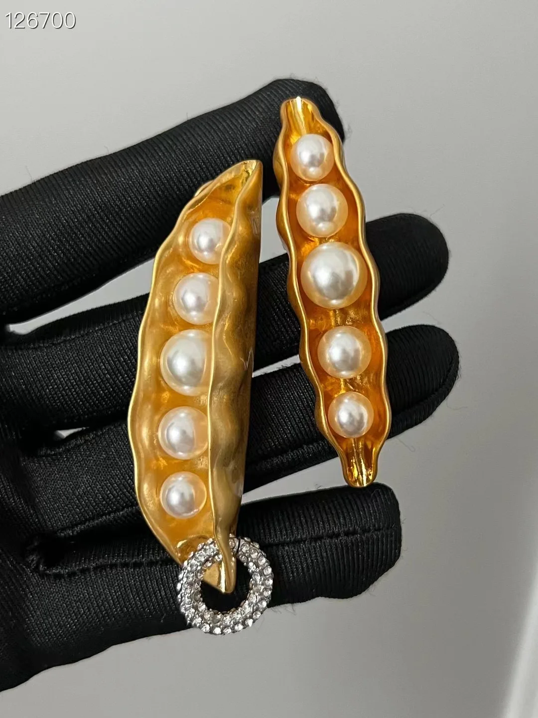 Small niche pearl inlaid zircon gold bean earrings for daily wear accessories for women