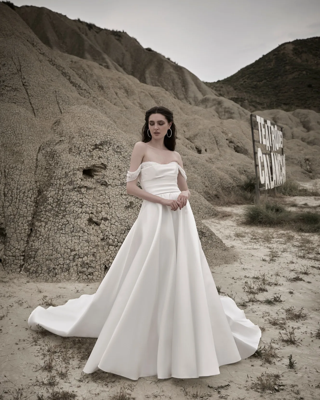 우아한 새틴 웨딩 드레스 오프 숄더 라인 Vestidos De Novia 구슬 Boho 신부 가운 맞춤형