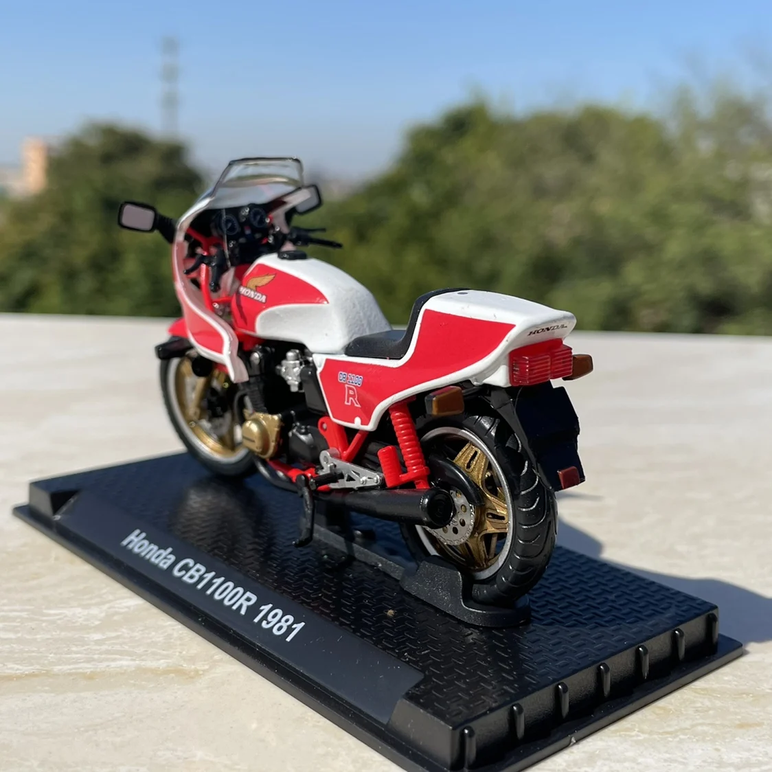 1:24 Scale Diecast Alloy CB1100R 1981 Toys Motorcycle Model Classics Adult Collectible Souvenir Gifts Static Display