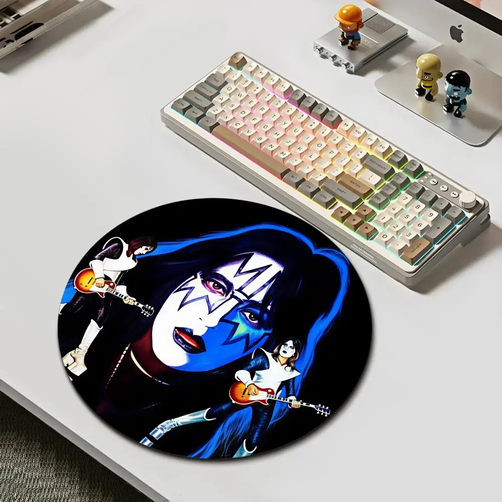

HYBXAXC Stylish Kiss Band Mouse Pad Smooth Touch Rubber Desk Mat Universal For Gaming Working Scenes