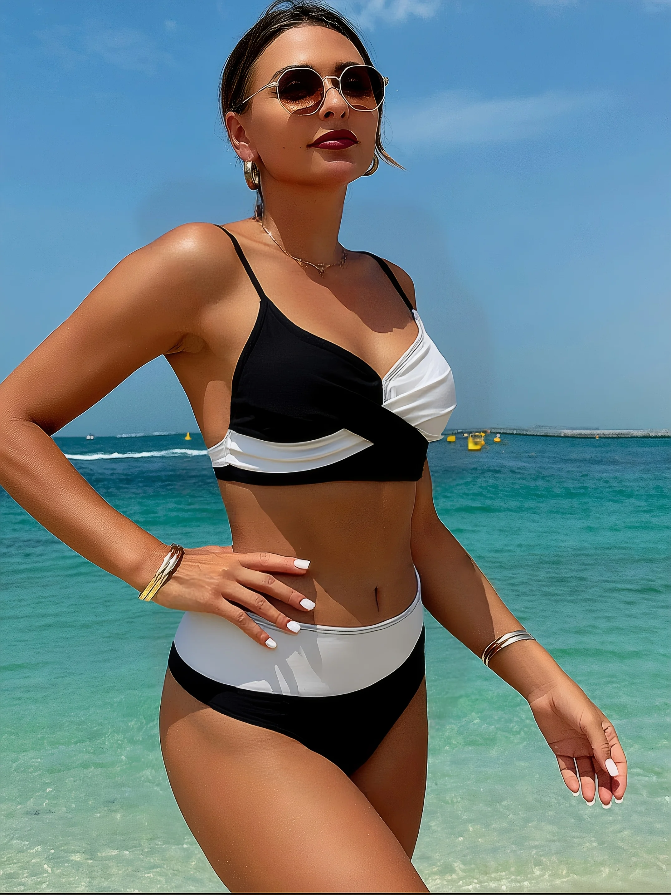 บิกินี่สีสันตัดกันแบบใหม่ปี 2026 - โดดเด่นสะดุดตา, ท็อปไขว้ด้านหน้า, กางเกงเอวสูง, ชุดว่ายน้ำดีไซน์หรู