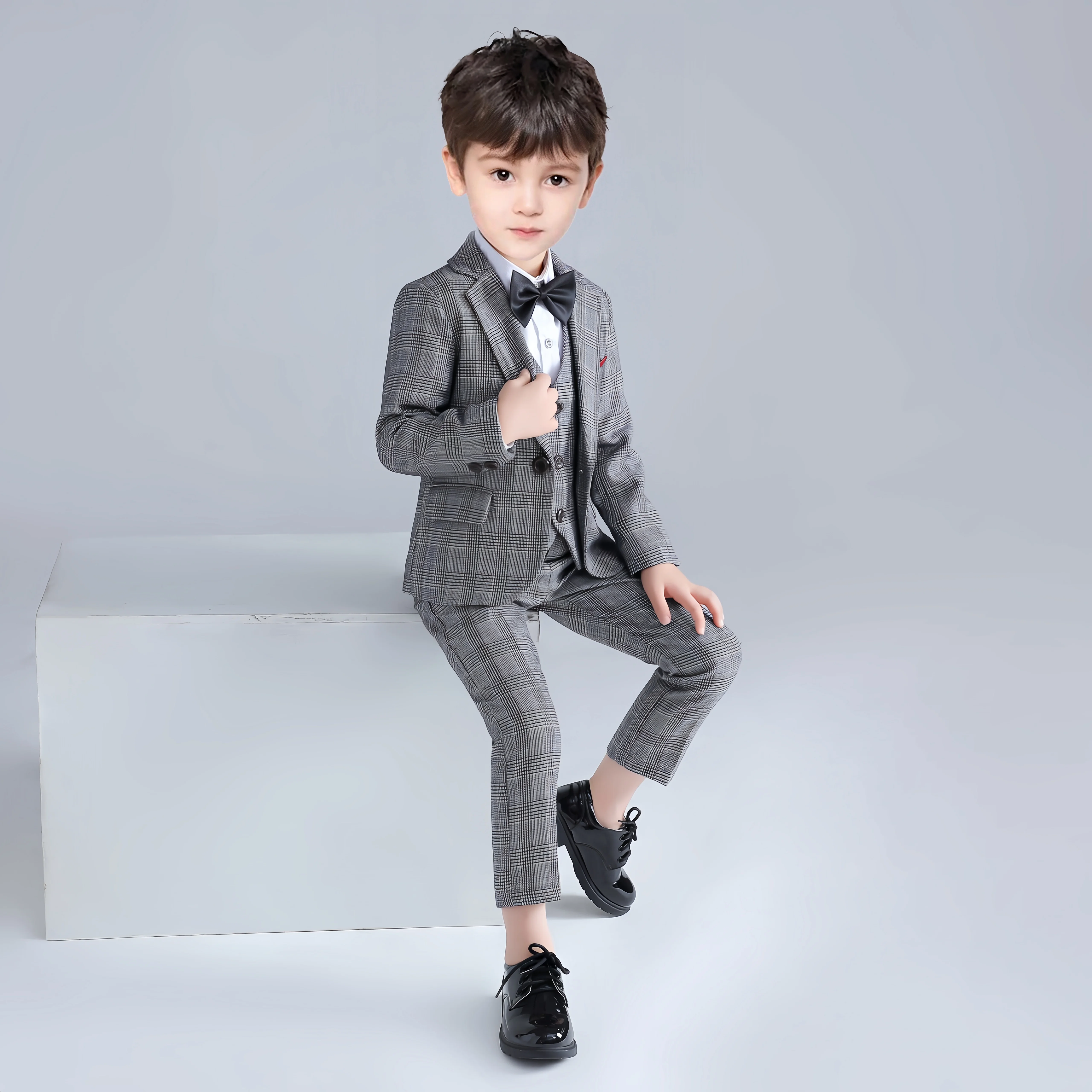 Conjunto de traje de moda elegante para niños, chaqueta, chaleco, pantalones con pajarita, Blazer a cuadros para fiesta de boda, esmoquin Formal gris para niños, 4 piezas