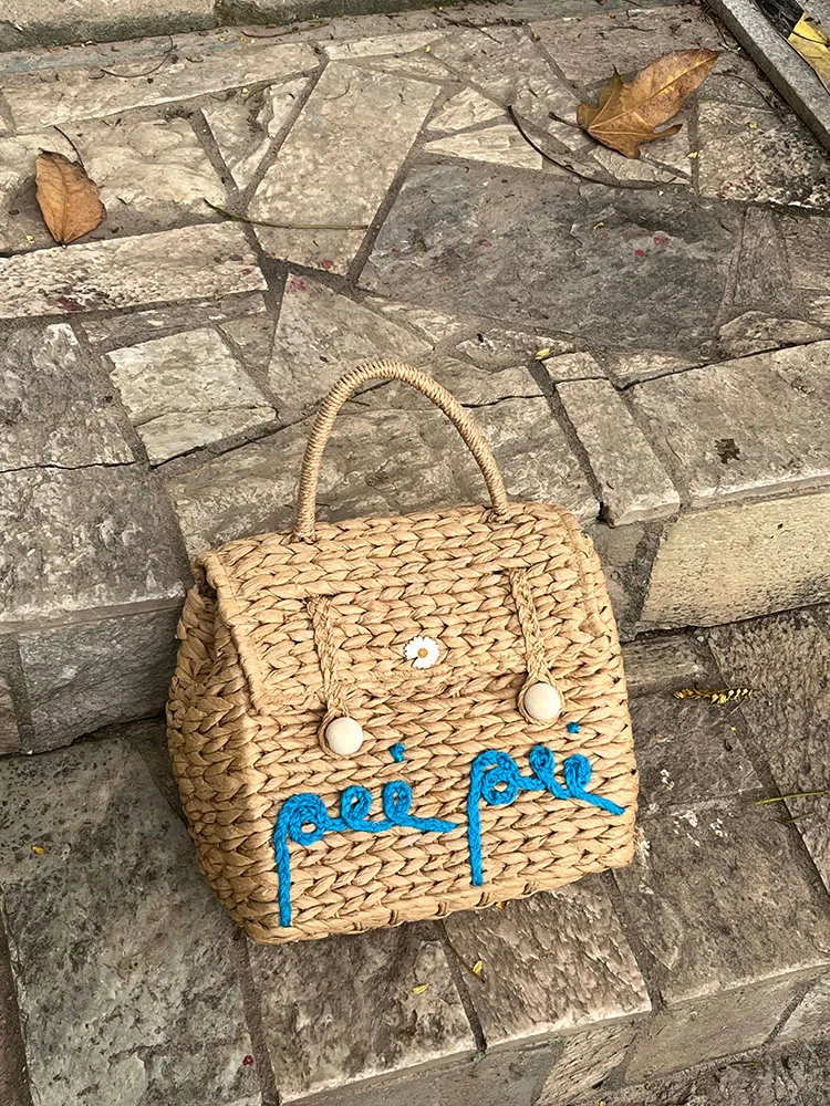 

Summer Vaion Woven St Bag Embroidered Letter Handheld Daisy New Sle Beachside Carryall Artistic Magnetic Bule Closure