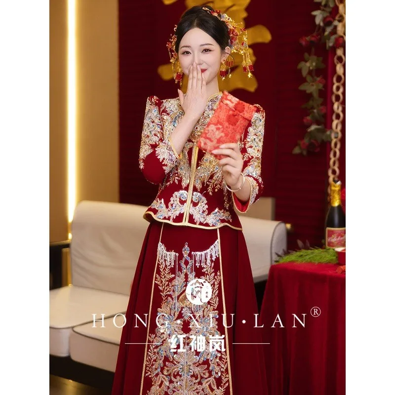 The new Chinese-style wedding dress of heavy industry exudes elegance a bride's gown offering toasts and welcoming