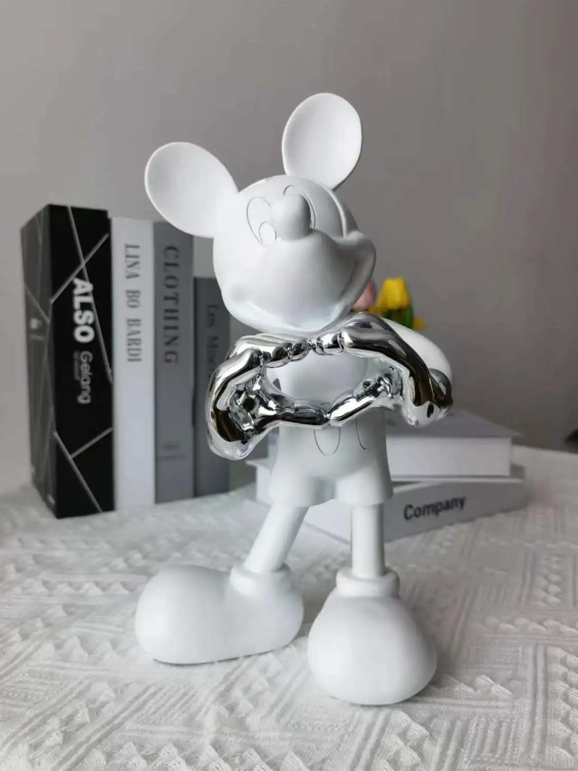 Disney Mickey Mouse harsfiguur Mickey Love Sitting beeldje trendy speelgoedmodel schattige pop thuis Halloween cadeau ornament decor