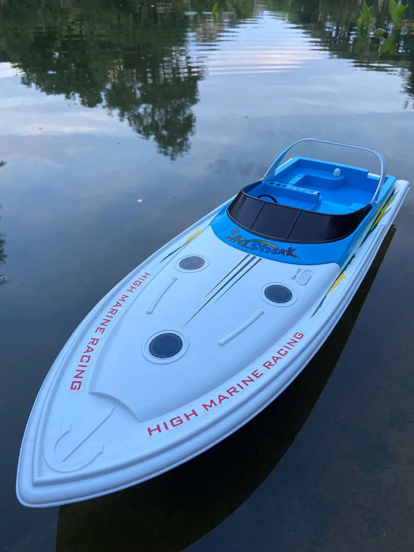 A super large remote-controlled yacht with two electric motors driving a high-speed 25km/h 2.4G remote-controlled boat model, 68