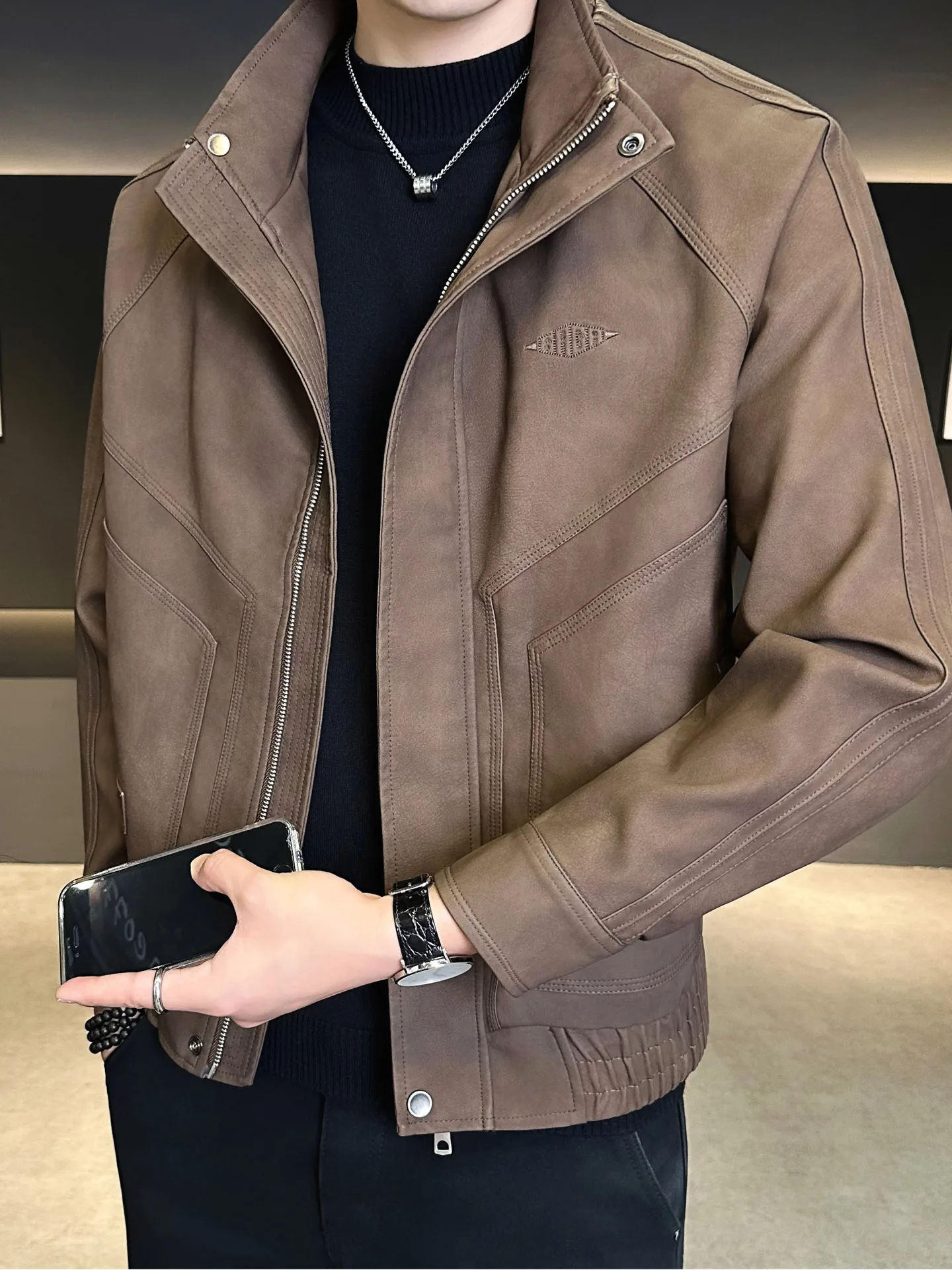 

Модный кожаный тюнет в стиле ретро с вышивкой, мужской воротник-стойка, застежка-молния, длинный свек, повседневный Sle, осень-зима, новинка...