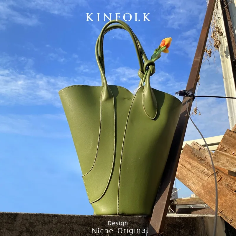 

2025 Early Spring Niche Design New Art Trend Ornaments with Bags Simple Fashion Bucket Portable Underarm Tote Bags Women