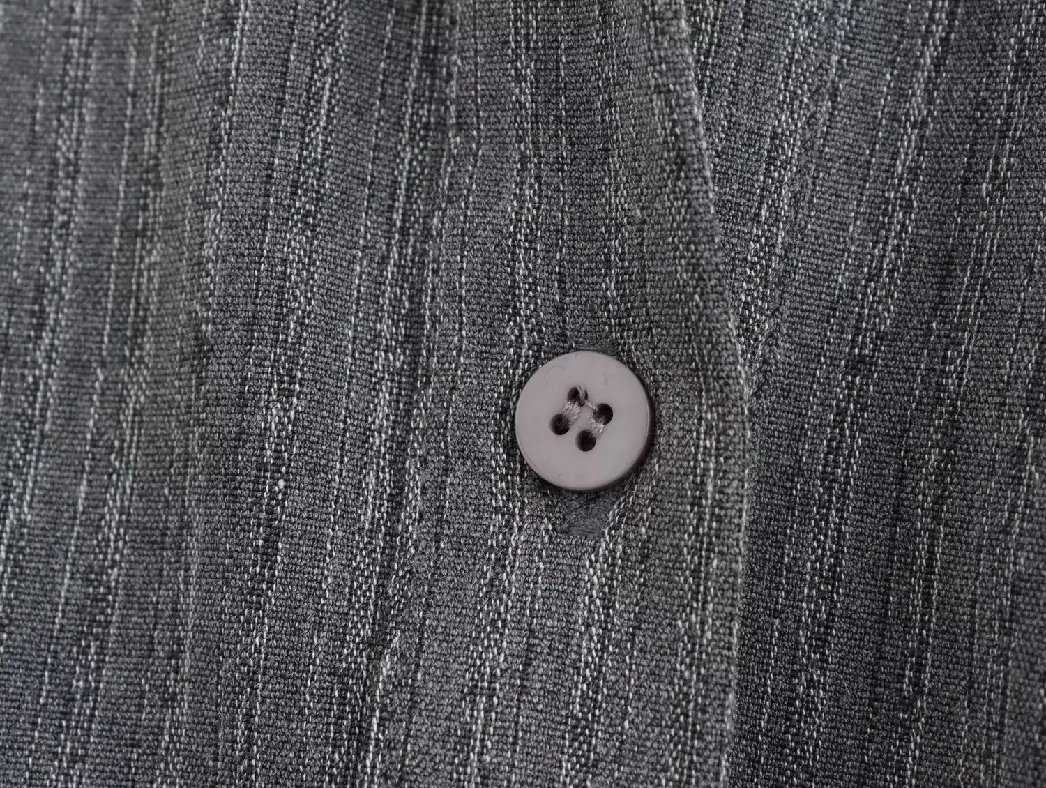 Camicia da donna con colletto a polo casual a righe larghe con decorazione abbottonata di nuova moda da donna camicia da donna a maniche lunghe retrò top chic