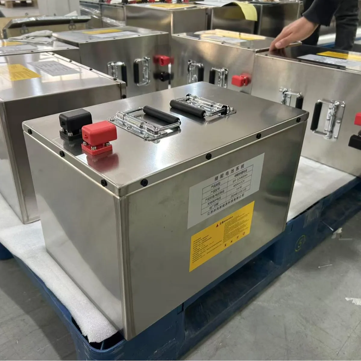 Solar Street Light Monitoring Lithium Iron Phosphate Battery 12.8V400AH Stainless Steel Shell Photovoltaic Energy Storage