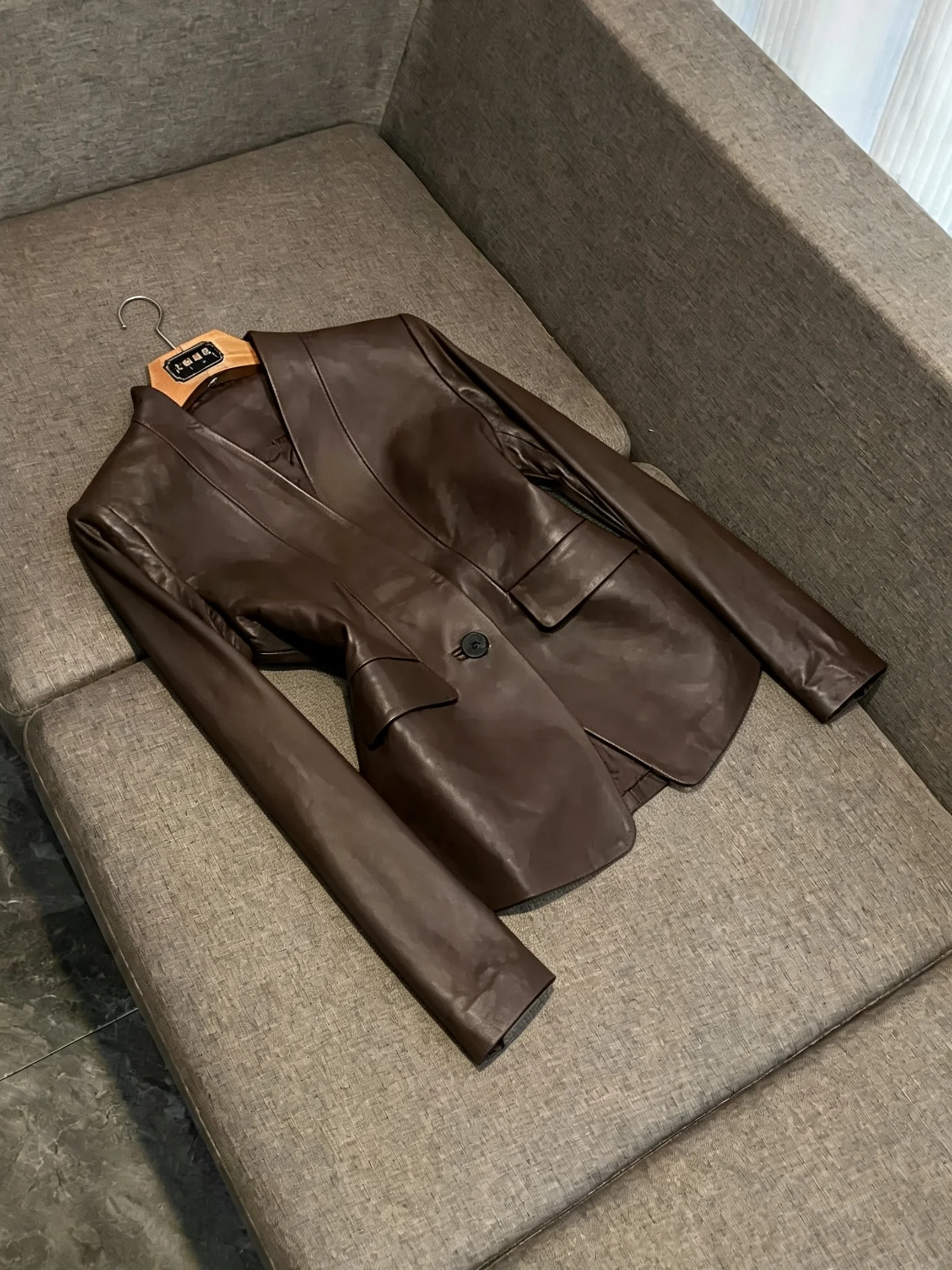 Retro Style Slim Fit Genuine Leather Jacket Women's Short Suit Collar Double Button Waist Cinched Outerwear Slimming Effect