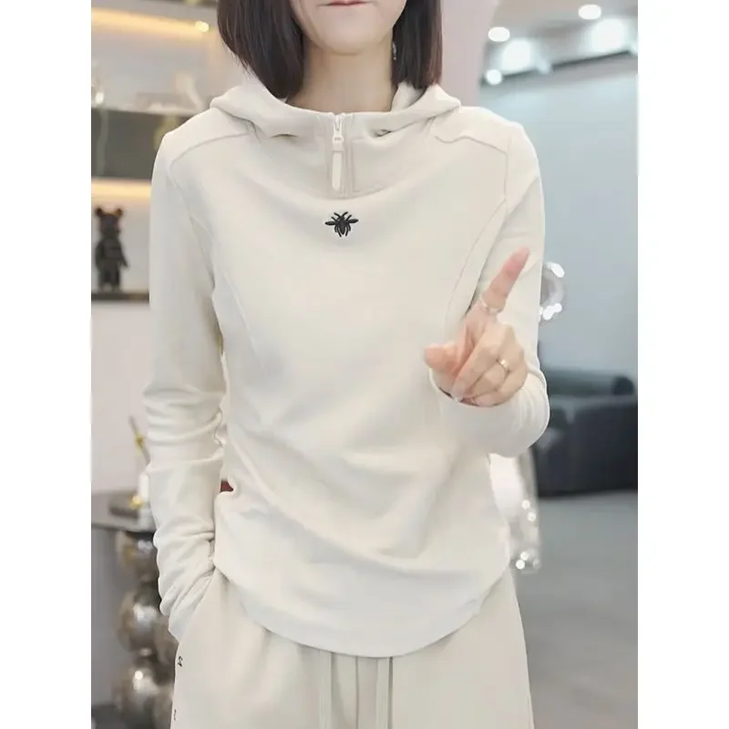 

White hooded sweater female 2024 autumn and winter new fashion temperament Joker slim western embroidery plus velvet top.