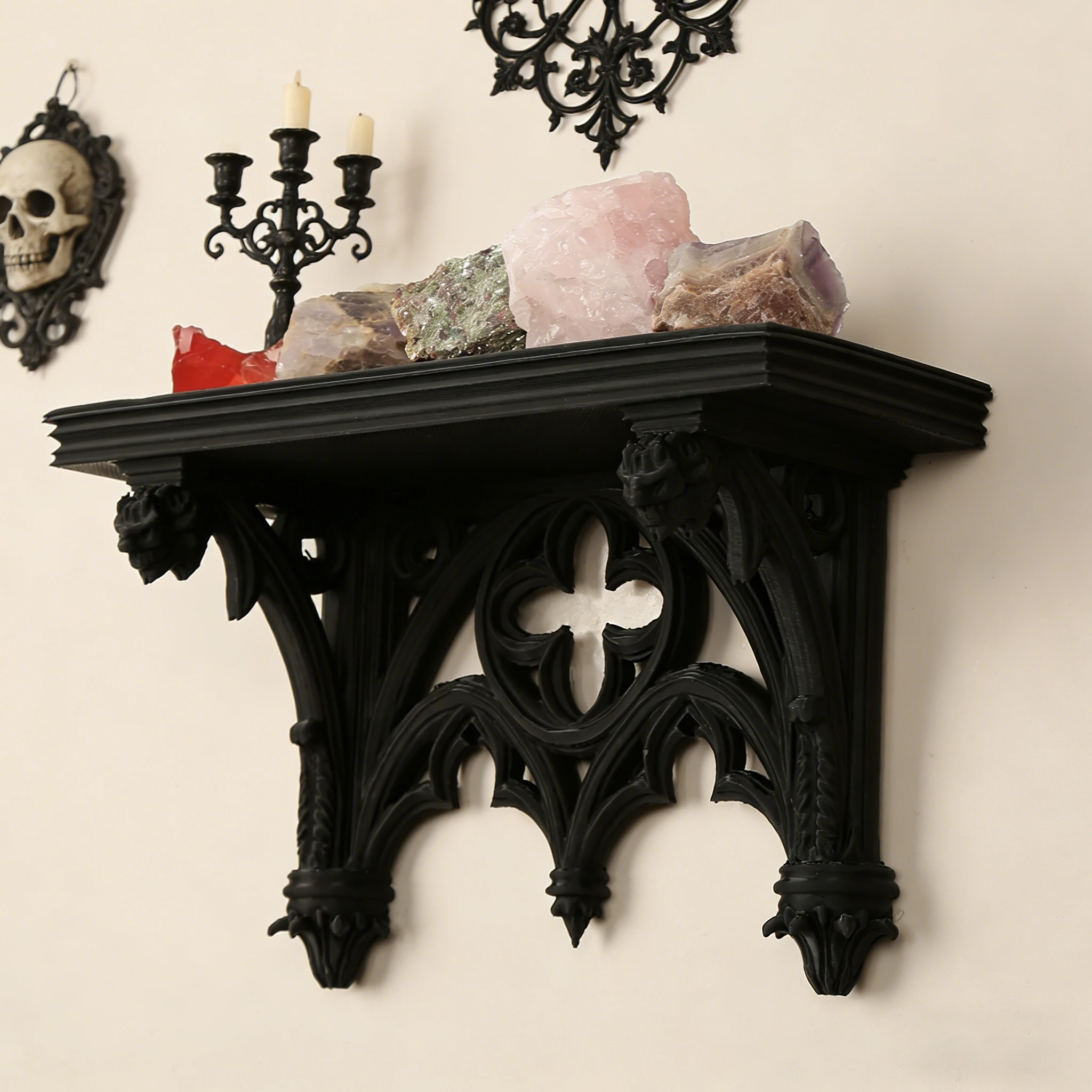 Gothic-Stil Wandregal mit Tierkopf-Gravur für dunkle Wohnräume – Ideal zur Aufbewahrung und Dekoration