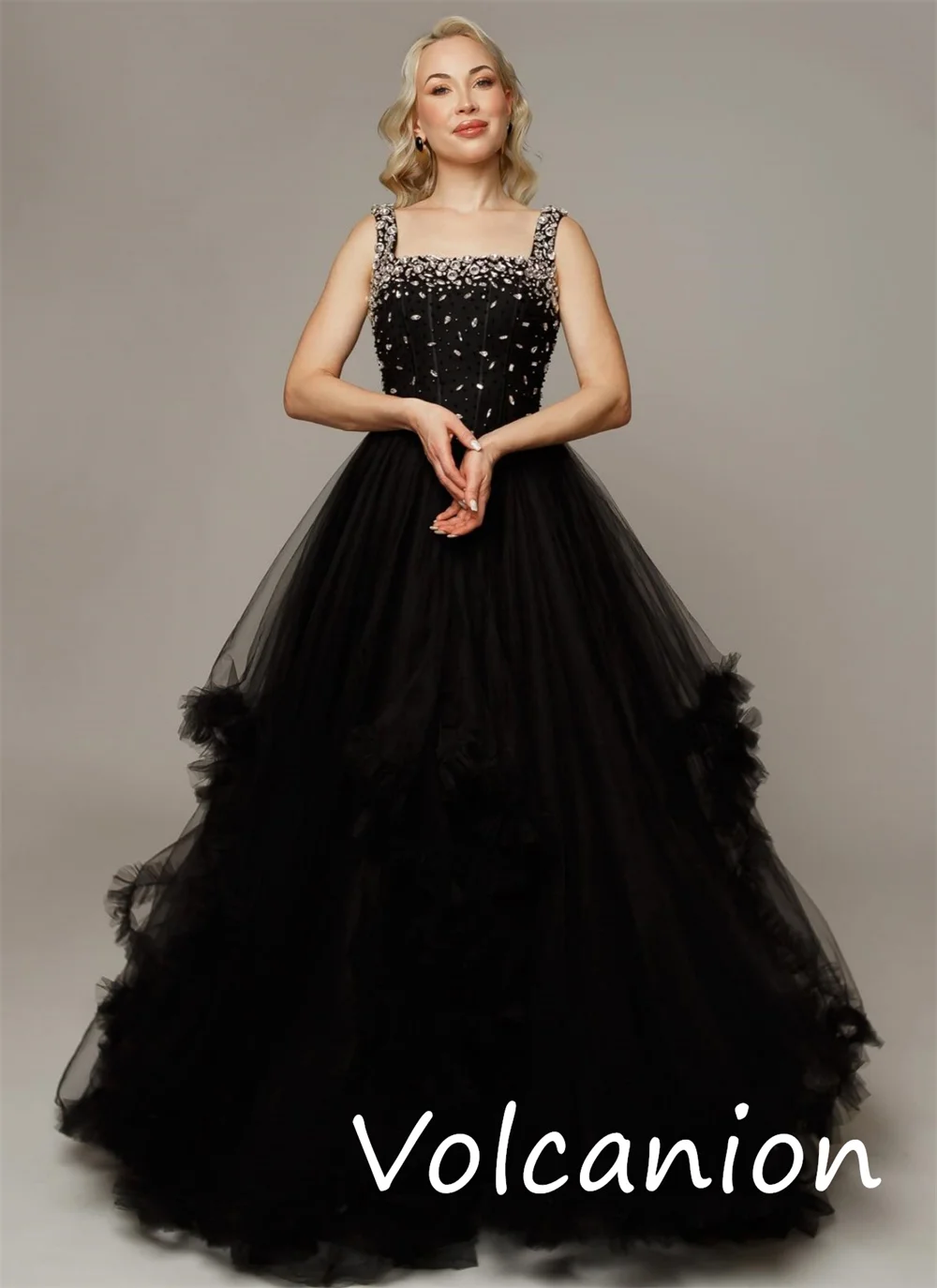 Abiti lunghi con scollo quadrato a trapezio con pieghe di paillettes in organza abbinate con scintilla personalizzata Occasioni formali su misura