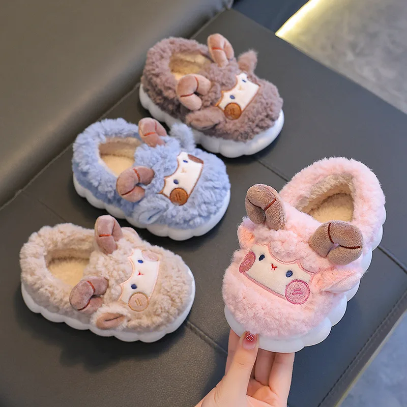 

Детские хлопковые тапочки на осень-зиму для девочек, нескользящая домашняя плюшевая обувь на мягкой подошве для мальчиков, теплая домашняя обувь на каблуке, удобная
