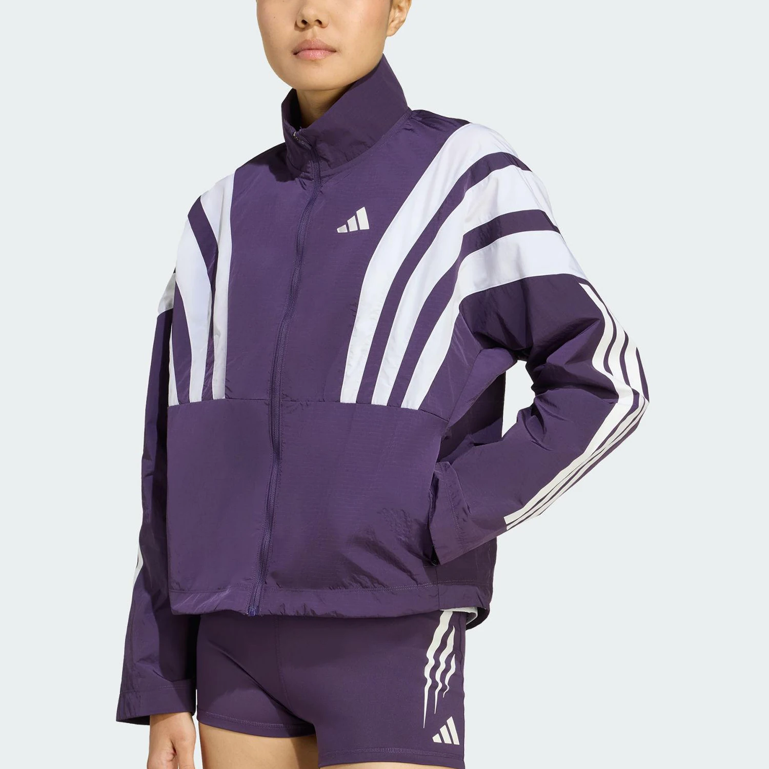 

Оригинальная женская куртка для бега Adidas Active с воротником-стойкой и нашивками JY6994