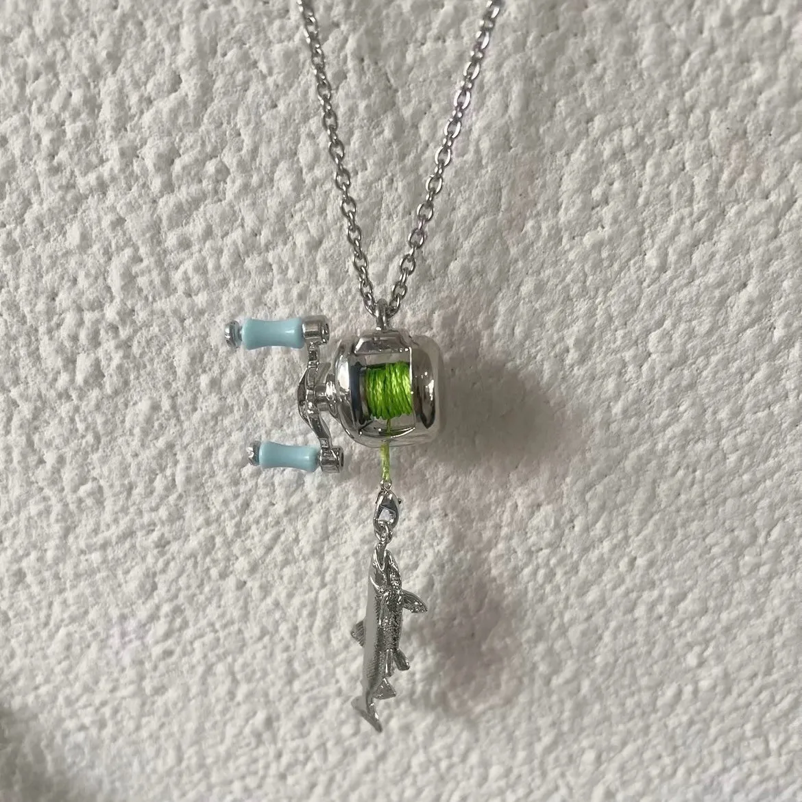 Mini-Angelrollen-Anhänger-Halskette, kreatives Angelrad-Halsketten-Ring-Set, modischer Sport-Schmuck, Accessoires für Männer und Frauen – Detail 2