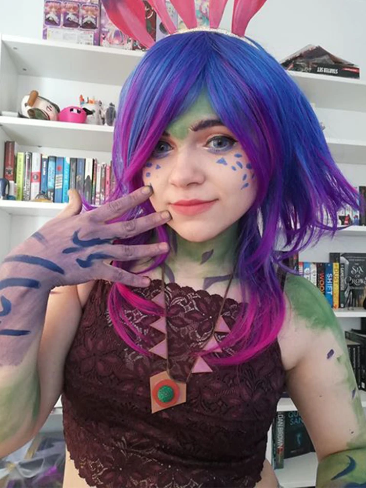 ROLECOS لعبة LOL الغريب الحرباء Neeko شعر مستعار تأثيري مختلط اللون قصير مستقيم المرأة الباروكات مقاومة للحرارة الشعر الاصطناعية