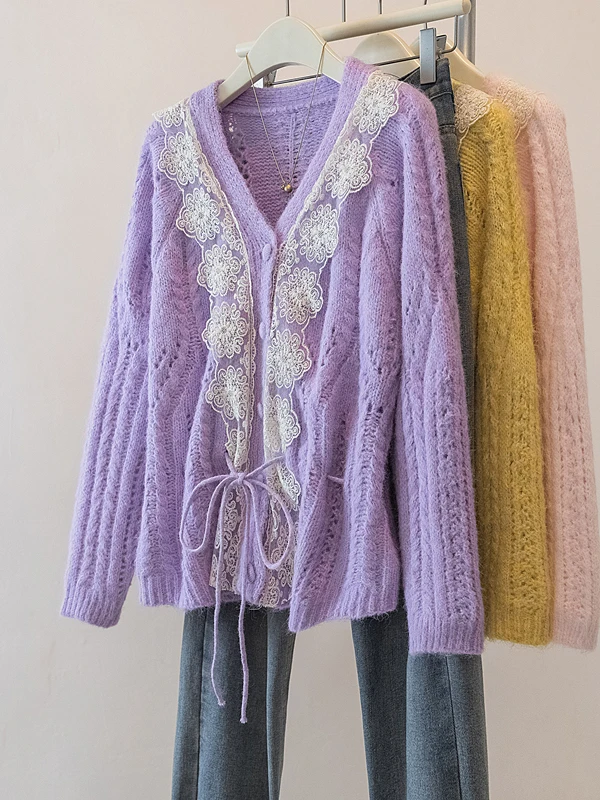 Różowy sweter z dzianiny z koronkowym wykończeniem, dekolt w serek, luźny krój, swobodny styl, długi rękaw, ażurowy wzór, plus size, modny.