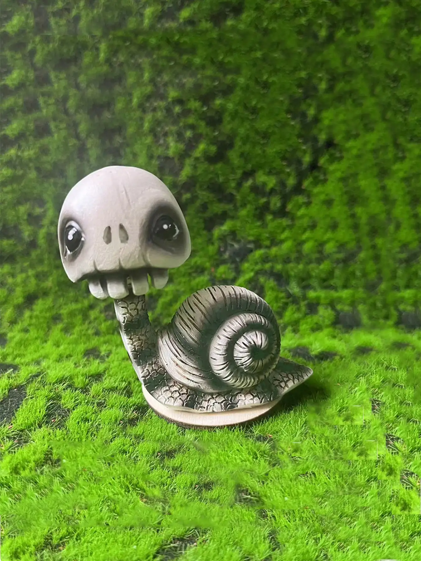 1pc- Halloween Shaking Skull Snail Decoration