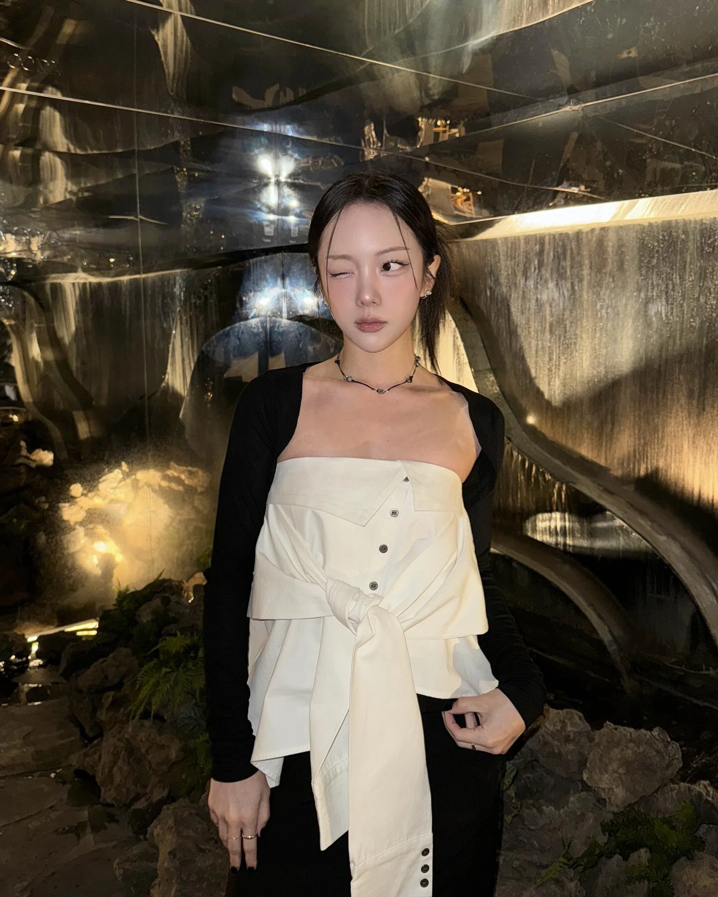 เสื้อครอปท็อปทรงเอแบบไม่สมมาตรและกระโปรง ดีไซน์ใส่ได้สองแบบ พร้อมสายรัดกระดุม สไตล์สาวเซ็กซี่แบบเกาหลี ผ้าคอตตอนผสม