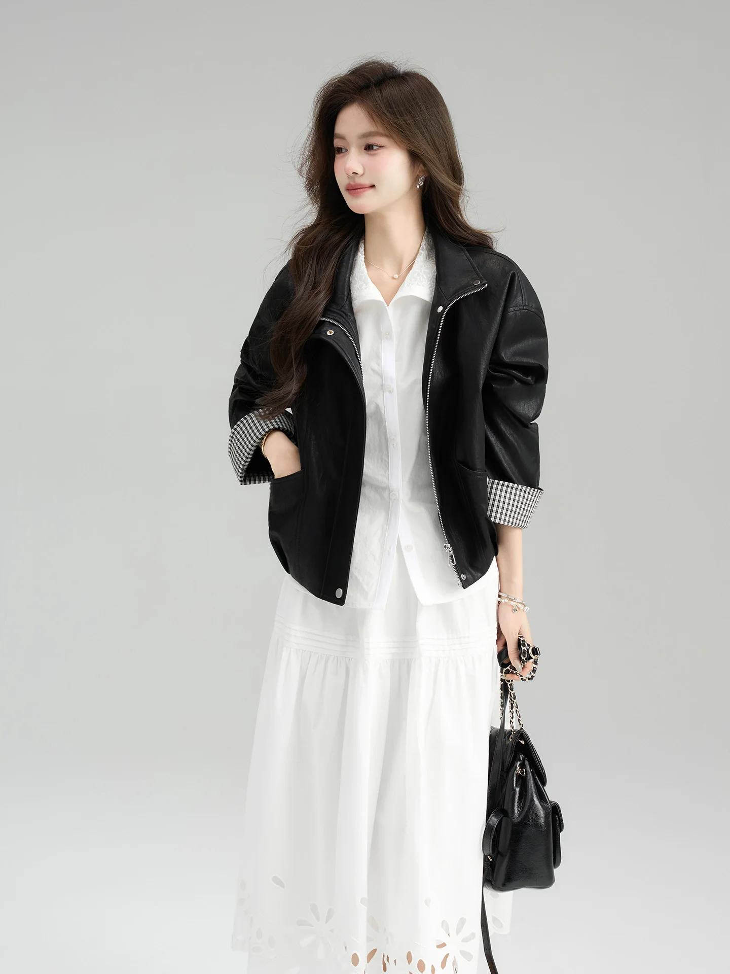 甘くてクールなスタイルのショート丈ブラックレザージャケット レディース 2026年春新作 袖ジッパーデザイン ストレートチューブタイプ