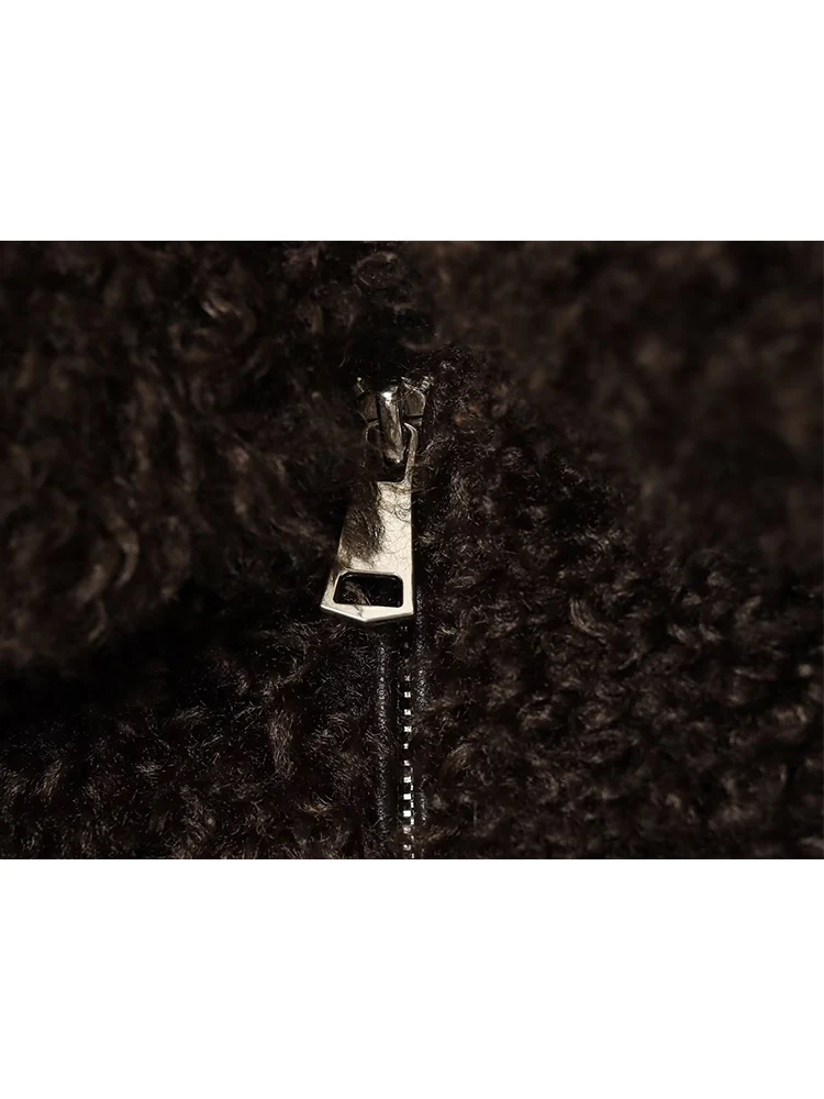 سترة نسائية من الفرو الصناعي لعام 2025 معطف شتوي صديق للبيئة مع طية صدر السترة من الفرو وسحاب عتيق ملابس خارجية دافئة أنيقة للسيدات سترة تيدي مقصوصة