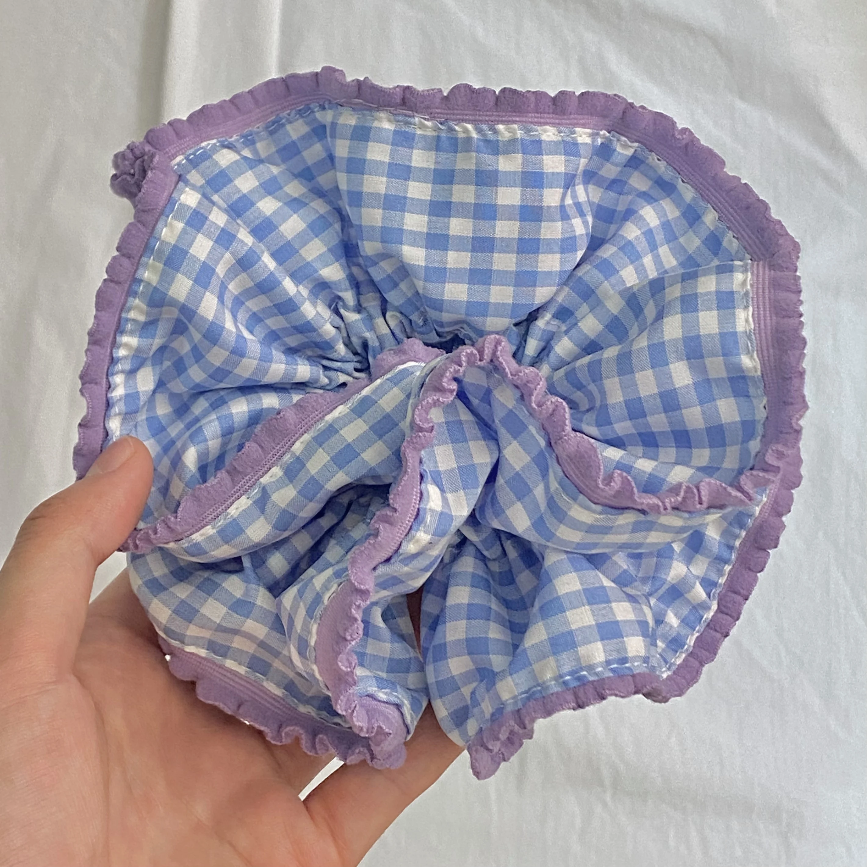 1 Stück blau-weiß kariertes Haargummi mit lila Rüschenbesatz, süßes Haarschmuck für Frauen, stilvoller Haargummi für den Alltag