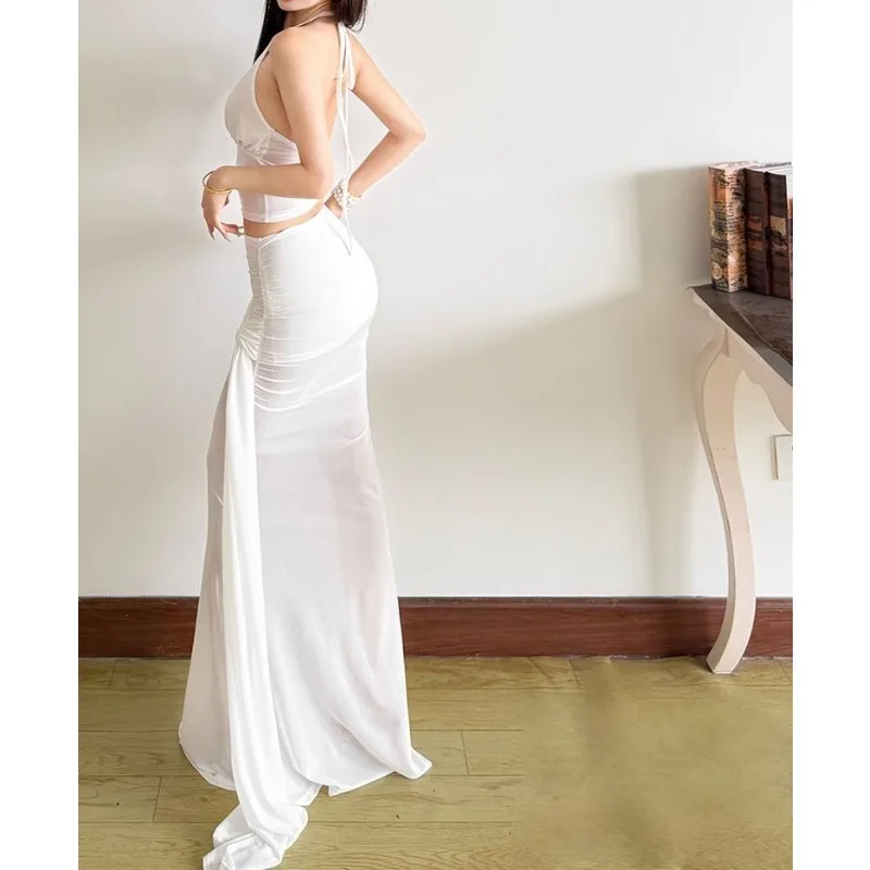 

Элегантный комплект из двух предметов: топ-халтер с эффектом прохлады и юбка-рыбка из легкой пряжи с вставками, для женщин